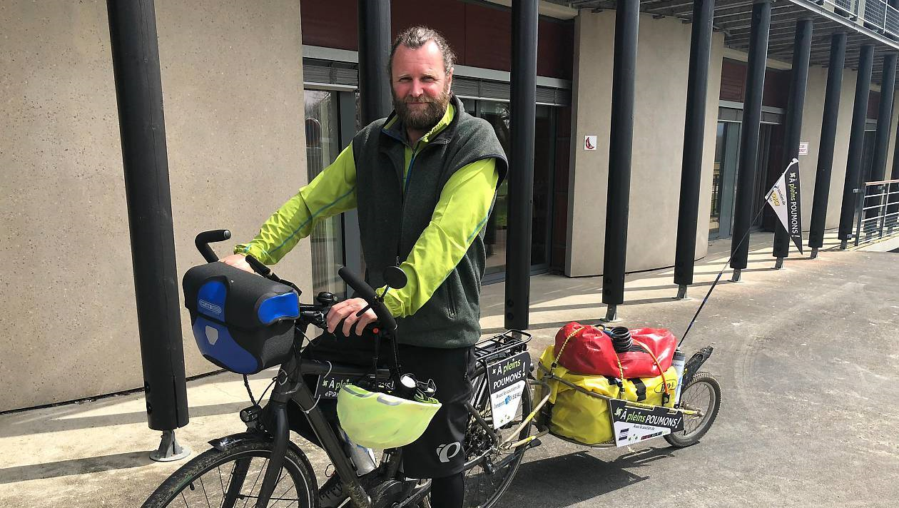 Sur son vélo à assistance électrique, Gurval Bagot sillonne la Bretagne avant un Tour de France, contre la BPCO.