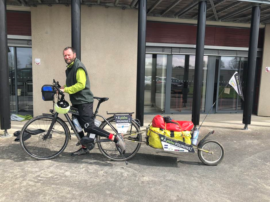 Sur son vélo à assistance électrique, Gurval Bagot sillonne la Bretagne avant un Tour de France, contre la BPCO. | Ouest-France