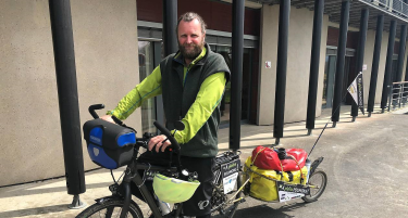 Sur son vélo à assistance électrique, Gurval Bagot sillonne la Bretagne avant un Tour de France, contre la BPCO.